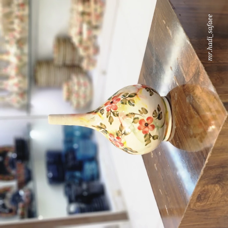 گلدان کد 1 زمینه کرم با گل های قرمز از برند اپامه